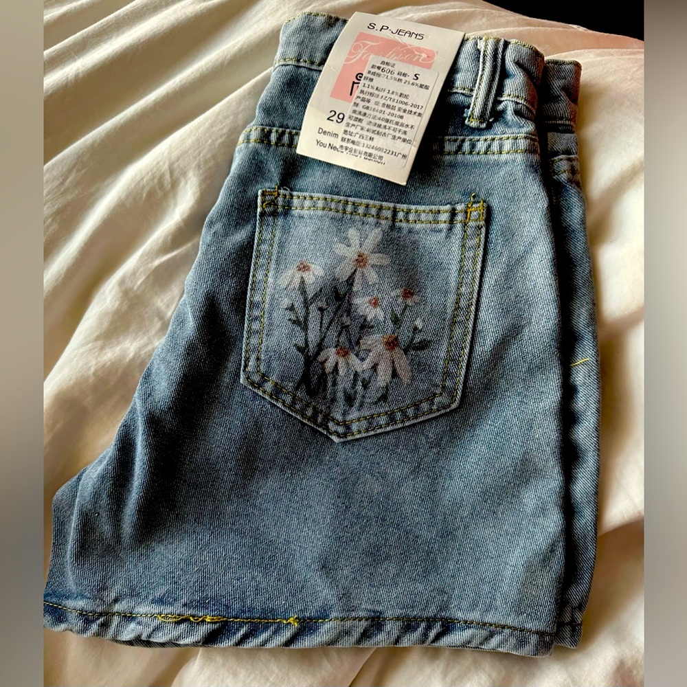Women’s vintage flower print denim shorts